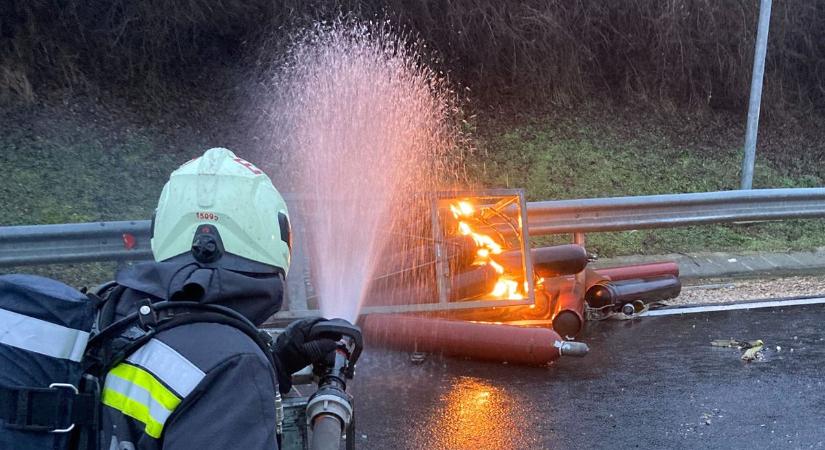 Videó, képgaléria: Órákig tartó pályazár, mesterlövész akcióban az M6-os autópályán