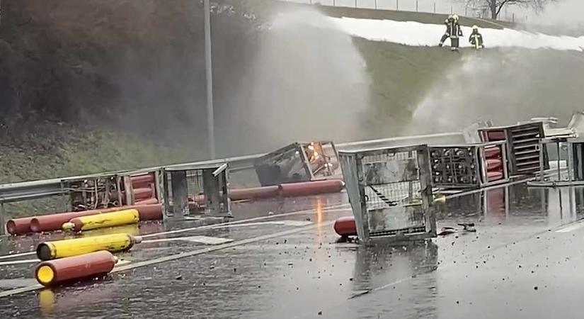 Mesterlövészek lőtték ki az M6-oson szétszóródott gázpalackokat – videó a cikkben