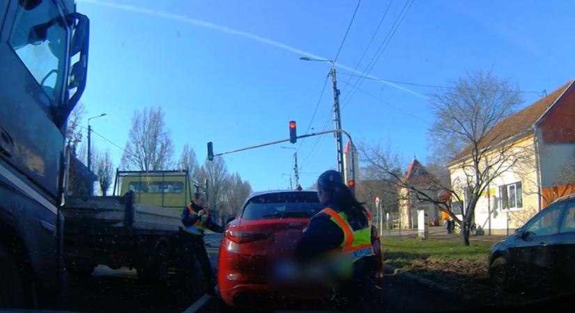 Videón, ahogy a rendőrnő kiszedte az autójából a piroson áthajtó, 120-szal száguldozó sofőrt
