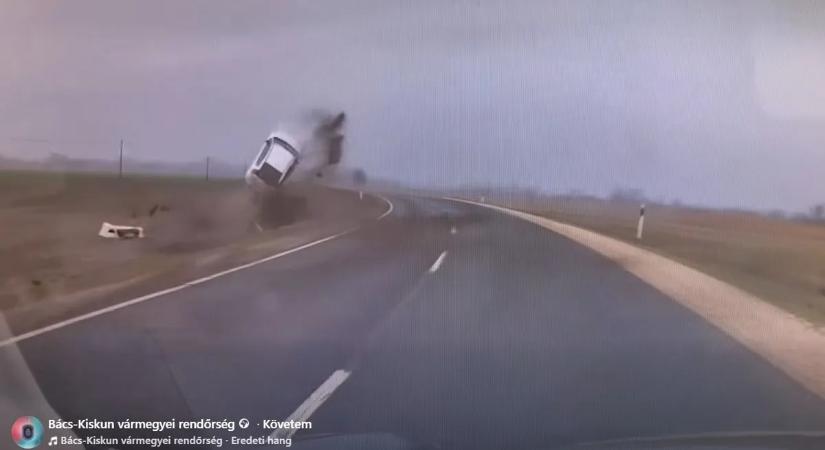 Videón a brutális baleset: szaltózva repült fel a személyautó
