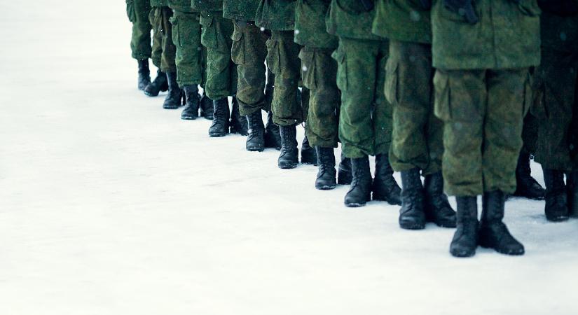 Visszaállítják a sorkatonaságot a szomszédban, magyarokat is érinthet