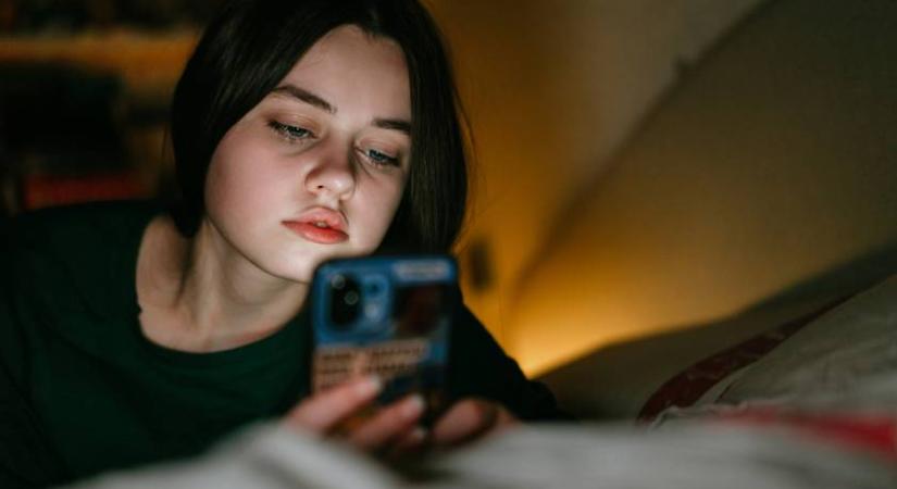 „Ellenőrizetlen kísérletet folytattak a saját gyerekükön” – Pszichológus az okostelefonok káros hatásairól