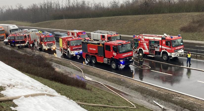 Brutális állapotok az M6-oson, a TEK mesterlövésze is a helyszínre érkezett (VIDEÓGALÉRIA)