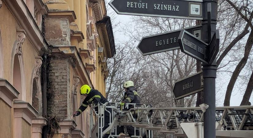 Riasztották a tűzoltókat omlásveszély miatt, járdát is lezártak - fotók, videó