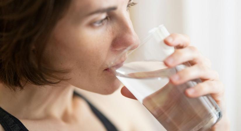 Meglepő kutatási eredmények. Mi köze a vízívásnak a koleszterinhez?