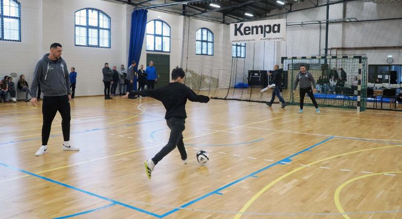 Dróth Zoltánnal és Spandler Mátyással futsalozhattak a hajmáskéri iskolások (galéria  videó)