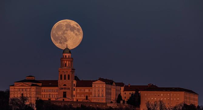 Teliholddal indul a február