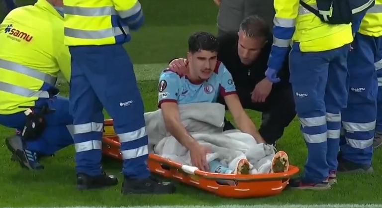 Megszakad a szív, ahogy az edző-apa vigasztalja súlyos sérülést szenvedett fiát