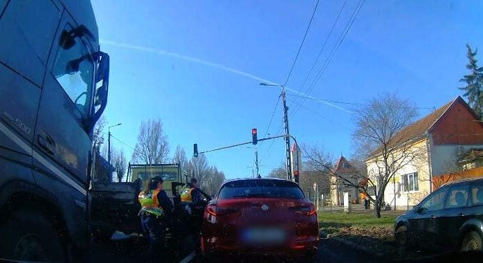 Videó: a rendőr mellett hajtott át a piroson, 120-szal repesztett a belvárosban, majd az autóból sem akart kiszállni