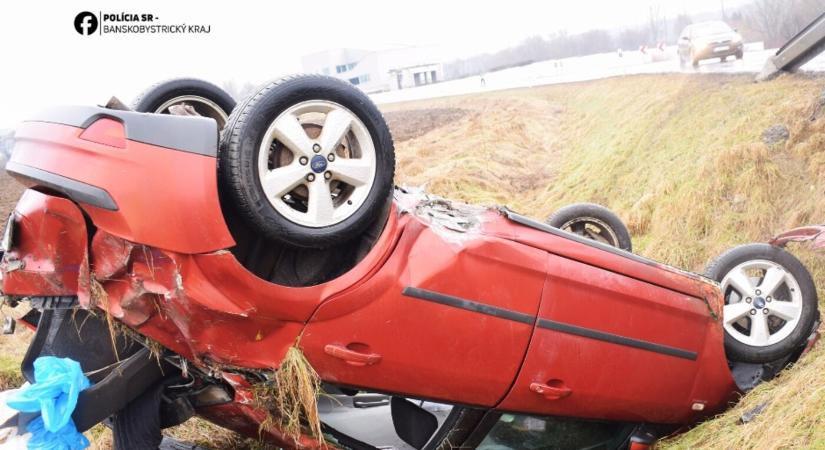 Árokba zuhant és tetejére borult autójával egy csatak részeg sofőr