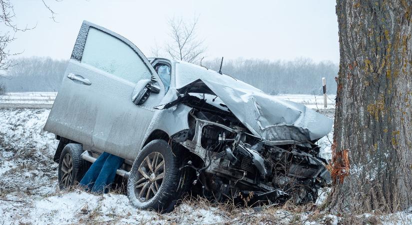 Súlyos baleset: megcsúszott a havas úton, majd fának csapódott egy autó az 54-es főúton