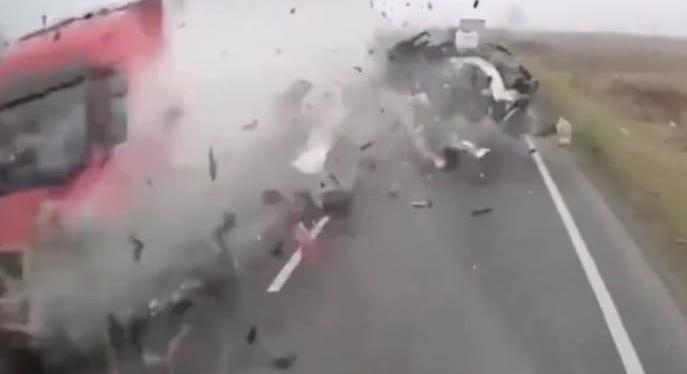 Videó: hét szurkoló halt meg, amikor kisbuszuk tartálykocsival ütközött Temesvár közelében