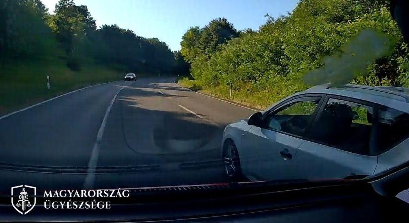 Büntetgetett az autós, épphogy elkerülték a tragédiát – veszélyben volt az egyéves gyermeke is