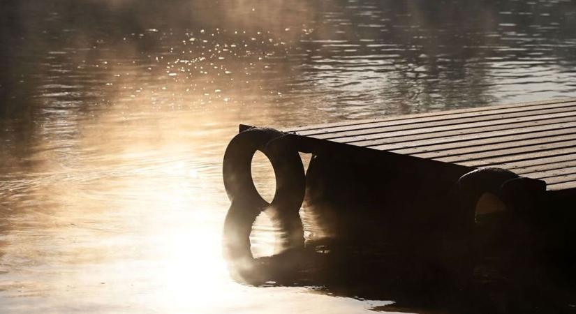 Elszabadult egy stég a Tiszán, péntek délelőtt érte el Szolnokot – videóval