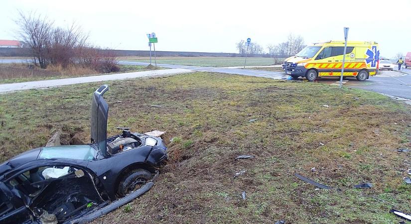 Két autó ütközött össze Székkutas közelében, képeken mutatjuk a súlyos baleset helyszínét – galériával
