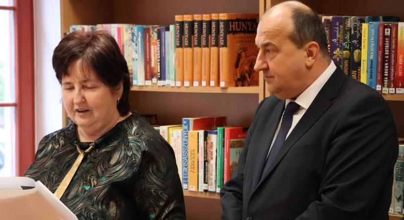 Több mint tízezer kötettel nyílt meg Szőny új fiókkönyvtára