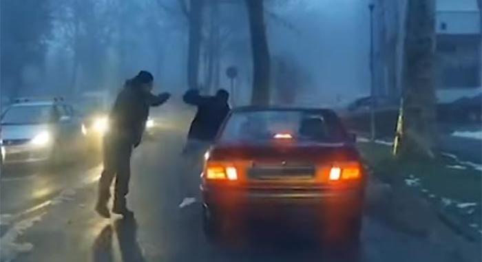 Az út közepén rendezett látványos cicaharcot két autós Nagykanizsán