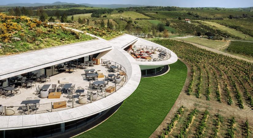 Exkluzív bejelentkezés Las Vegasból: nemzetközi kőipari díjat nyert a tokaji borászat extravagáns épülete