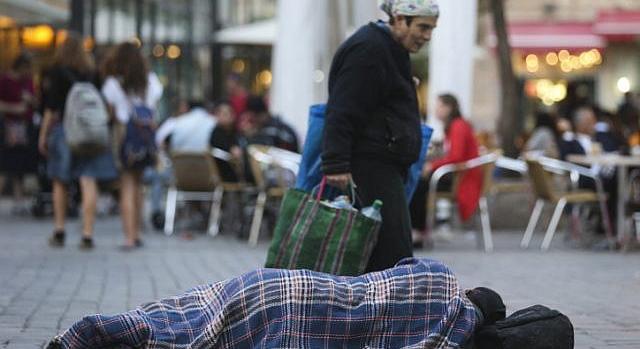 Közel 2 millió izraeli él a szegénységi küszöb alatt