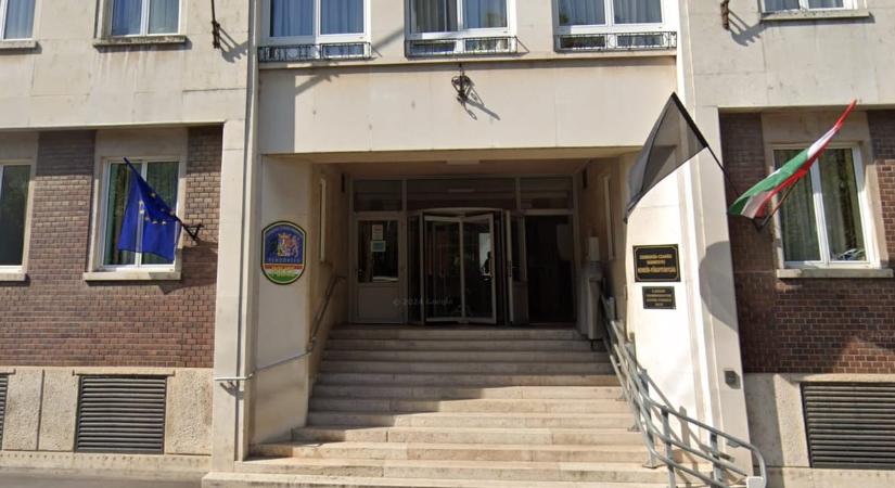 Egy nő börtönbe akart kerülni, ezért le akart szúrni egy rendőrt, de a kapitányágon a biztonsági őrt fenyegette meg