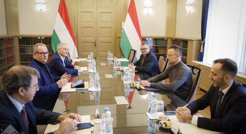 Szijjártó-Fekete: Több százmilliárdos beruházással erősít az Audi