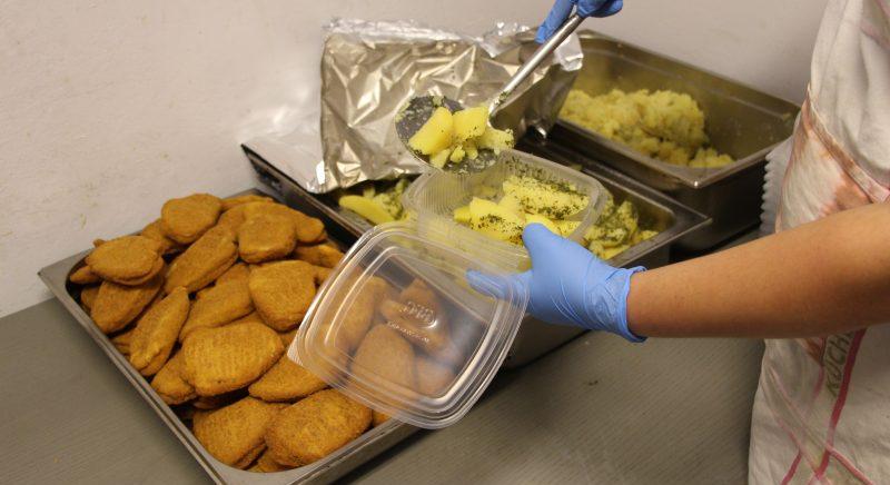 Meleg étel az ajtóig: így segít a Caritas az időseknek, rászorulóknak télen is