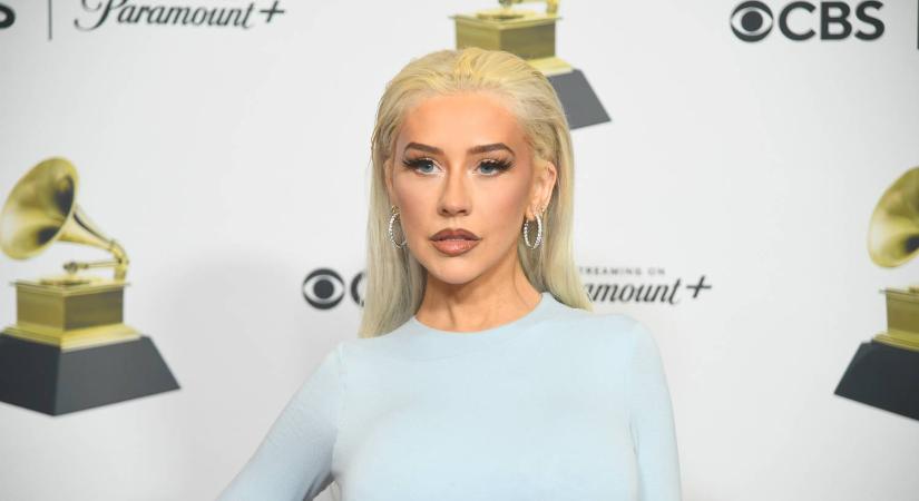 Christina Aguilera bomba formában: felső helyett csak egy gyémántnyakláncot viselt