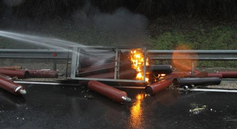 Vészhelyzet az M6-oson: sorozatos robbanások, a TEK mesterlövészeit is riasztották – videóval és galériával