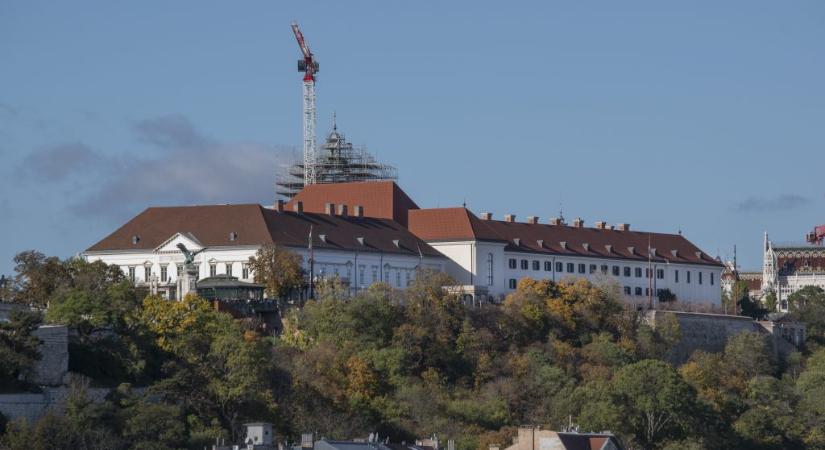 238 millió forintért rendelt új autókat a Porsche Hungáriától a Sándor-palota