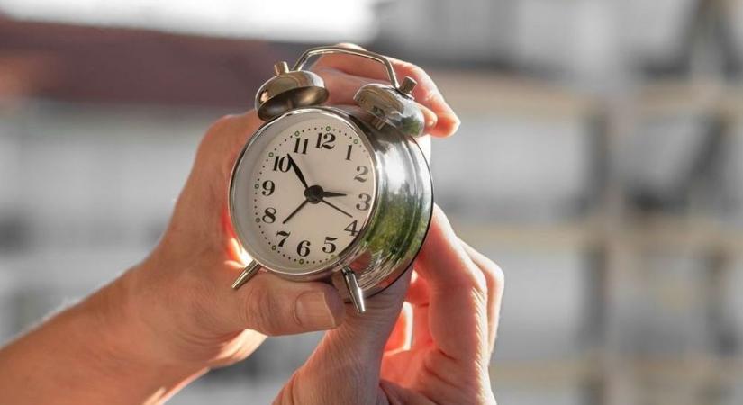 Ezen a hétvégén kell visszatekerni az órákat – a legtöbben rosszul tudják mikor és miért
