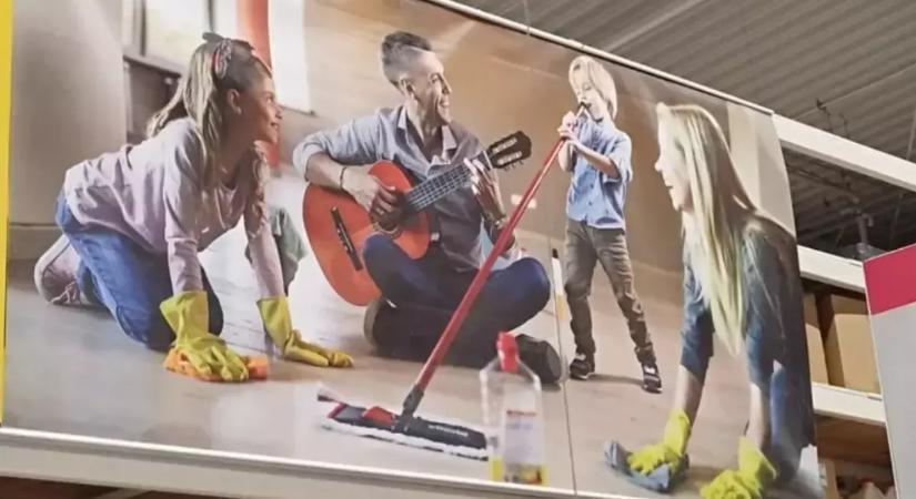 Takarító nők, szórakozó férfiak – Felborzolta a kedélyeket a Leroy Merlin plakátja