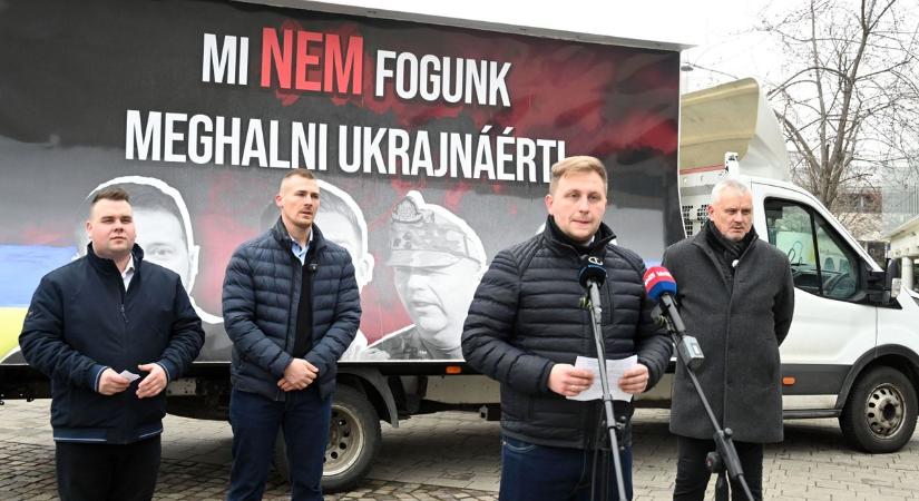 „Bizonyítványt, ne behívót kapjanak a gyerekeink” – háborúellenes petíciógyűjtést indult Szolnokon