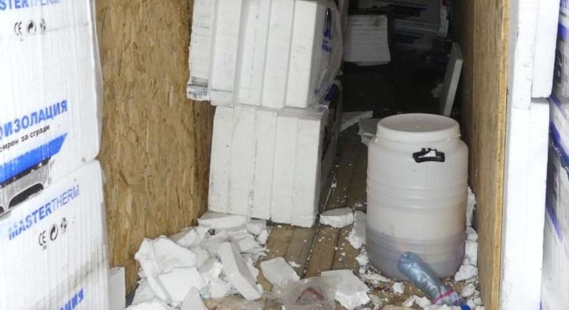 Embercsempészeket fogtak el – A 18 iráni és iraki állampolgárnak illemhelye is volt a kamionban