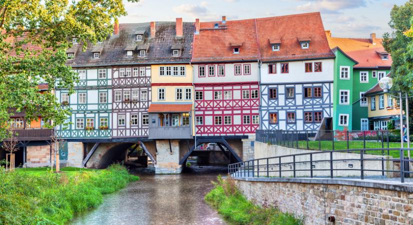 Már 500 éve lakják a középkori hidat: akár egy kosztümös film díszlete, olyan az erfurti Krämerbrücke