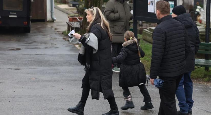 Fájdalmas búcsút vett családja Dudás Miklóstól – megható képek a temetésről