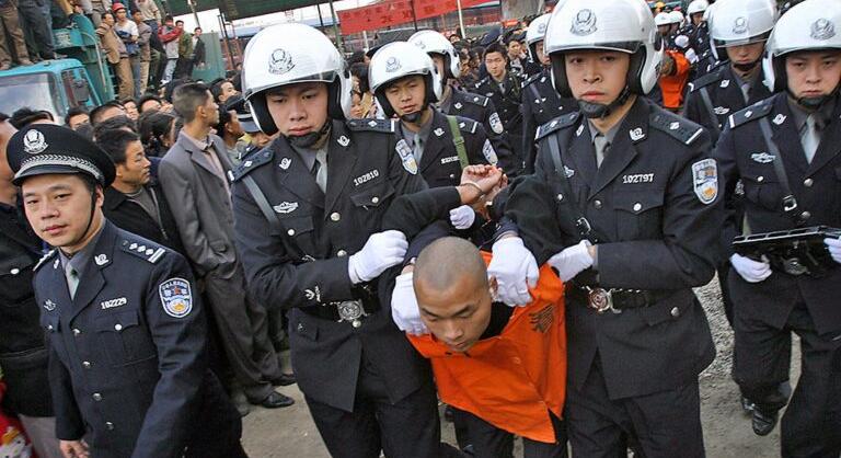 11 ember került a hóhér keze alá szervezett pénzügyi csalás miatt