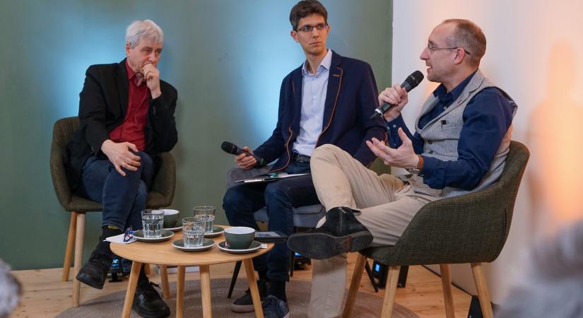 Üldöztetés vagy támogatás járjon az egyházaknak?