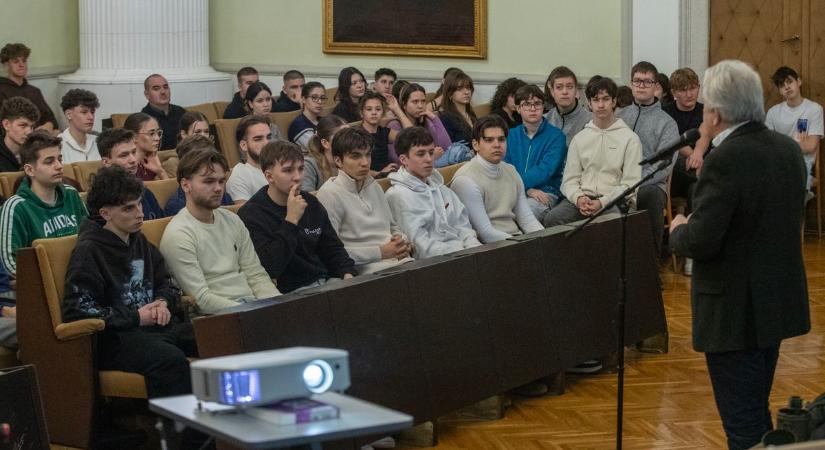 Rendhagyó történelemórának adott otthont a Vármegyeháza