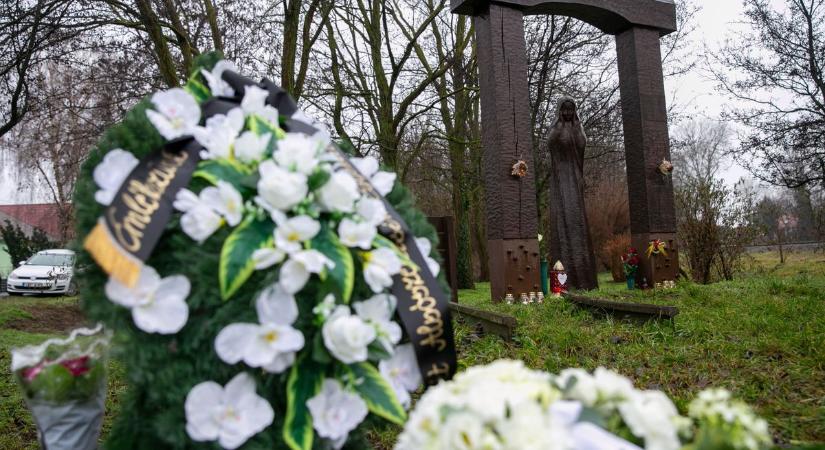 Vasúti talpfák, csavarok emlékeztetnek Kecskemét legborzalmasabb busztragédiájára – fotók, videó