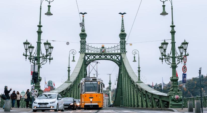KRESZ-módosítás: a jobbkéz-szabály és a gyalogosok felelőssége is változik