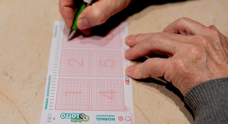 Megszólalt az ötös lottó nyertese: papucsot akart venni, helyette négymilliárd forintot nyert