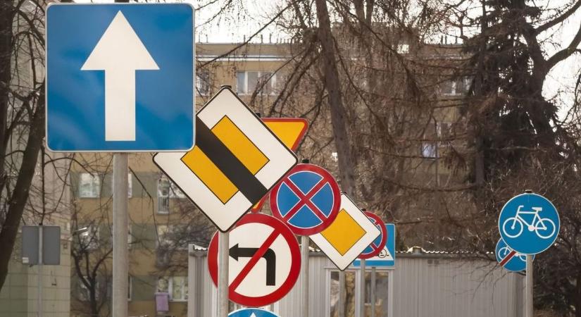 Tilos lesz mobilozni a gyalogosoknak, szabályozzák a rolleres közlekedést