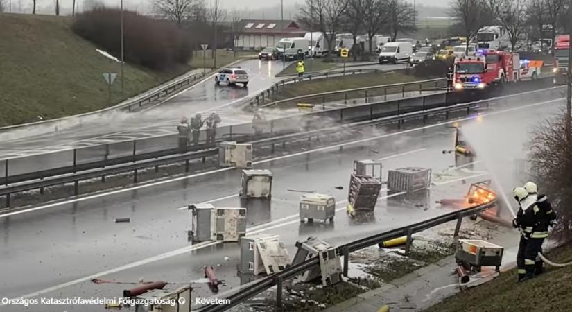 Videó: mesterlövész lőtte ki az M6-os autópályán elszabadult gázpalackokat
