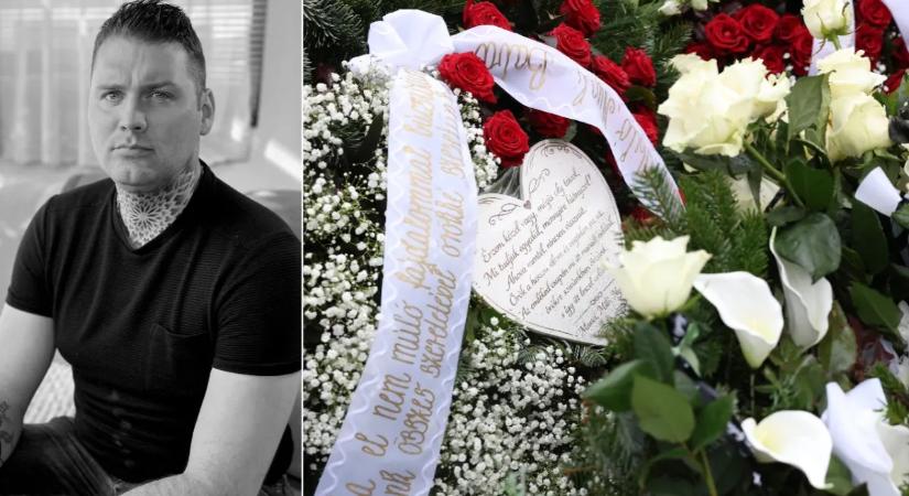 Exkluzív fotók: így néz ki Dudás Miki sírja. Az édesapja és nagypapája mellé temették... – Galéria