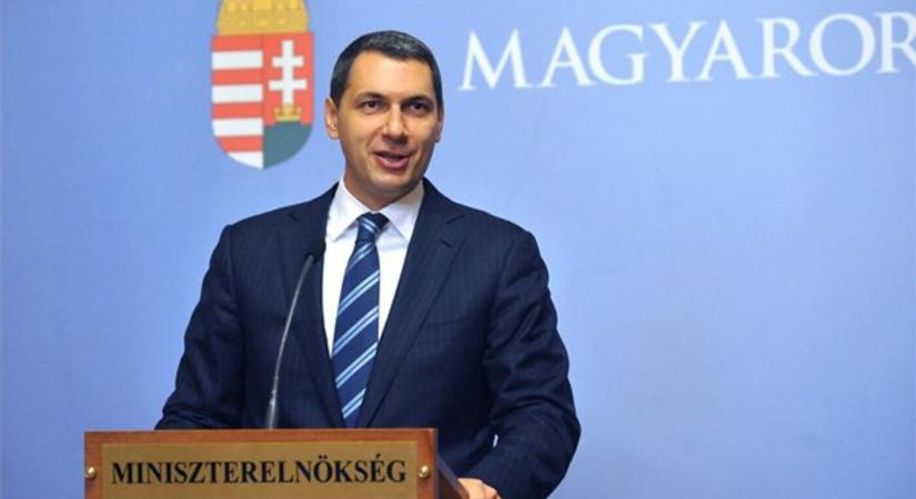 Piros lapot felmutatva tiltakoztak a tüntetők Lázár fórumán a vécépucolós kijelentései miatt