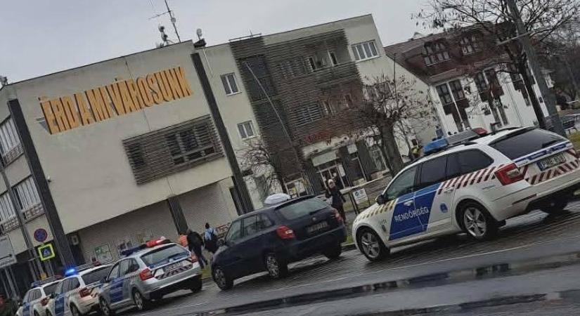 Bombariadó van az érdi városházán