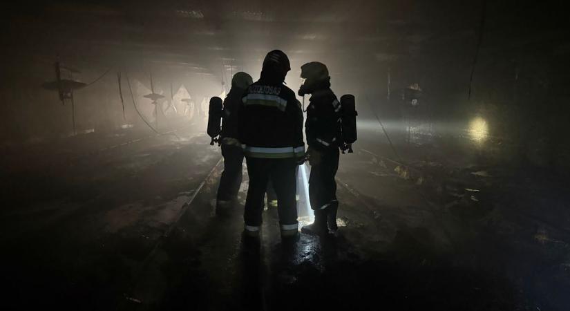 Beszakadt a födém, lángolt az istálló – drámai képek a baksai tűzről (GALÉRIA)