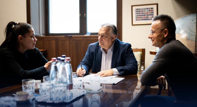 Gáspár Evelinnel és Szijjártó Péterrel jelentett be országjárást Orbán Viktor