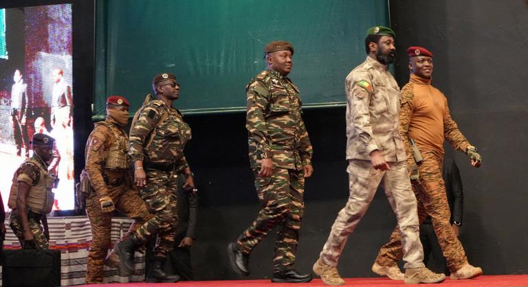 Burkina Faso feloszlatott minden pártot és elvette összes vagyonukat