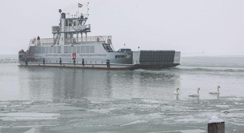 Olvad a jég, újra járnak a balatoni kompok